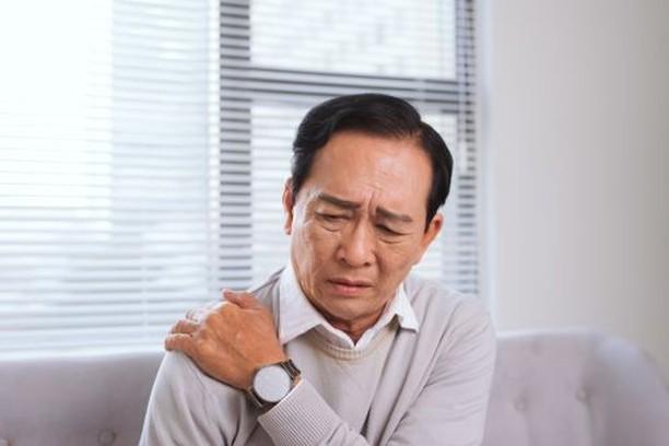 man experiencing shoulder pain